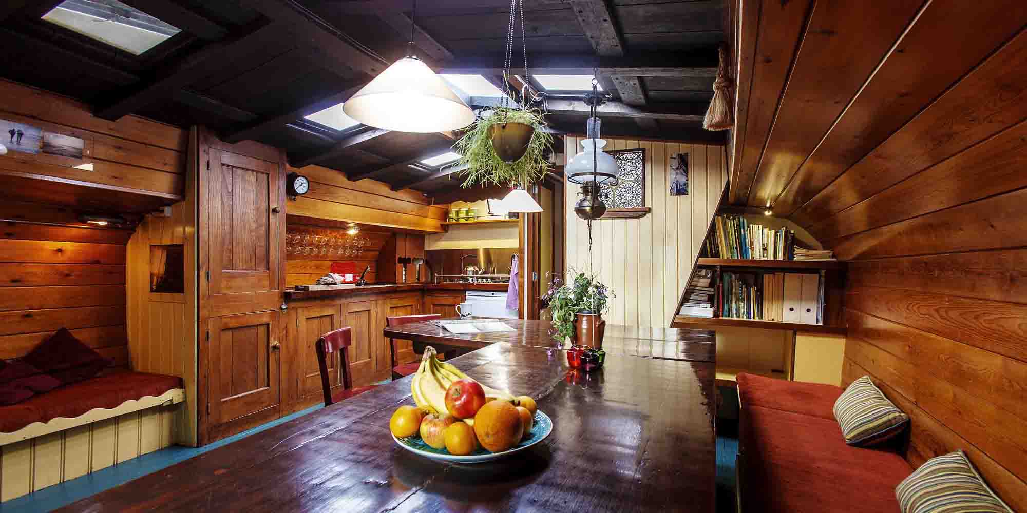 De scheepskamer met kombuis/keuken De scheepskamer met kombuis/keuken
